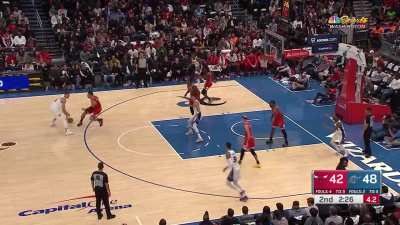 [Highlight] Kristaps Porzingis breaks Vucevic's ankles then drains the three!