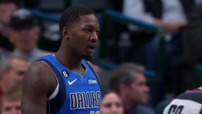 [Highlight] A frustrated Luka Doncic ignores Dwight Powell's handshake and shoots Mark Cuban a death stare