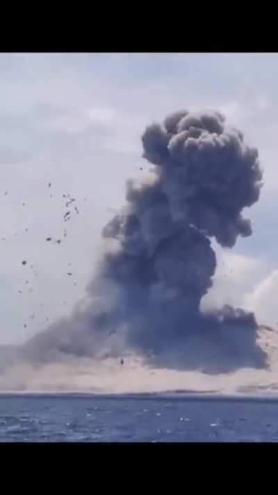 Incredible Volcano Eruption. ? Those shockwaves! ?. Then the "Boom" showing the delay in the speed of sound! ?