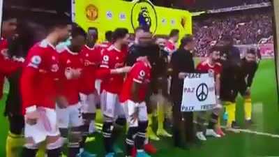 Manchester United players hold up a "Peace" sign for their game, ask their rival team Watford to join as well