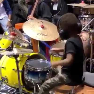 The band had to stop and let him flex ???