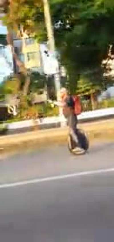 Brazilian man gives the example that you should not drink and take your electric unicycle to the public road